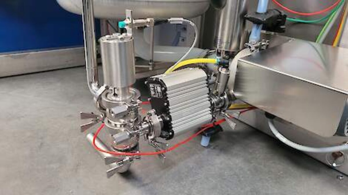 De MilkGenius InLine Melk Analyzer wordt in de melktransportlijn van de robot geplaatst, waar de melk van elke koe realtime wordt gemeten.